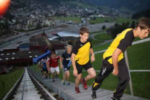 In knapp 15 Minuten die 1300 Treppenstufen rauf auf die Gerschnialp  -  und das als Morgensport um 06.00 Uhr  (in Front sind Nicola Alt, Remo Kneubühler, Dylan Windler, Mike Burkart / v.l.).